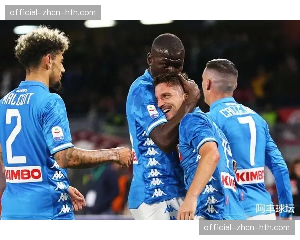 转播镜头捕捉：看台上多位意甲球探专注记录都灵队本场采用的四后卫移动轨迹